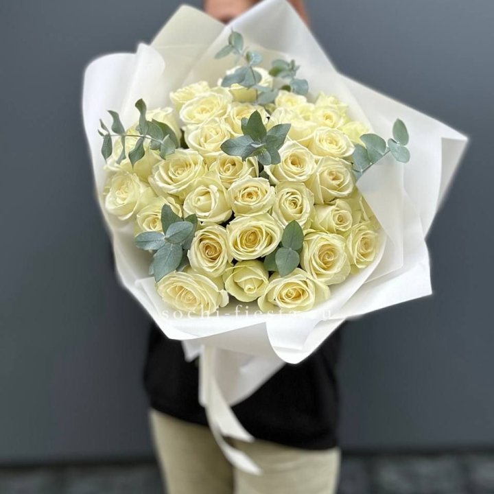 31 белая роза с эвкалиптом в Владимире