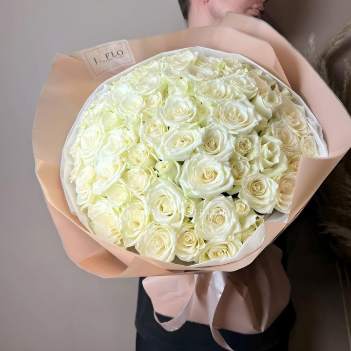 51 белая  роза в оформлении в Владимире