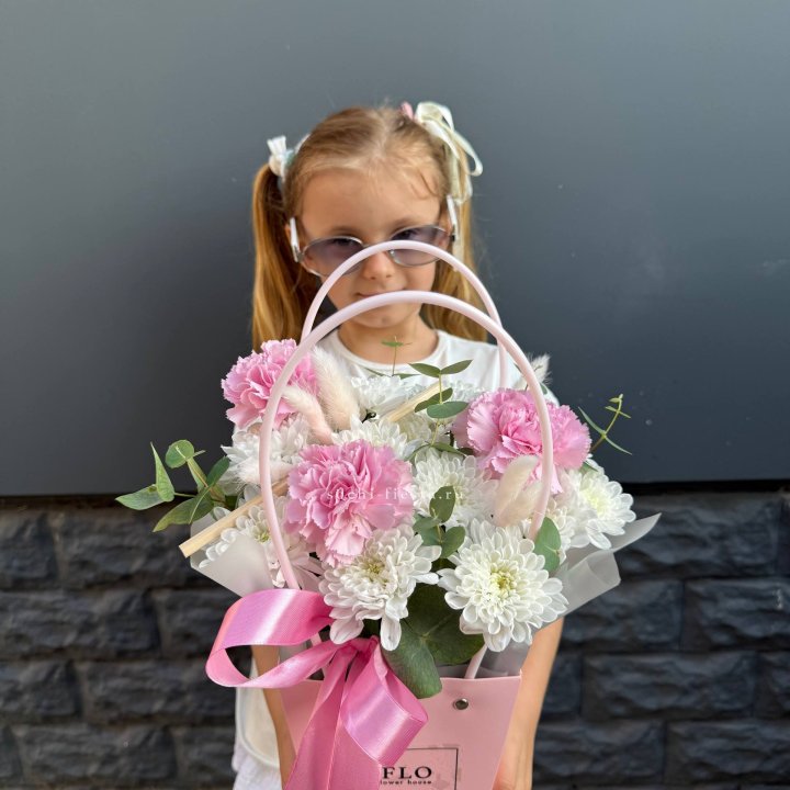 Сумочка из стойких хризантем и диантуса в Владимире