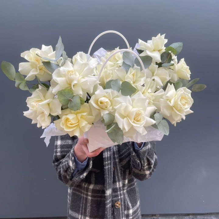 15 белых роз в сумочке в Владимире