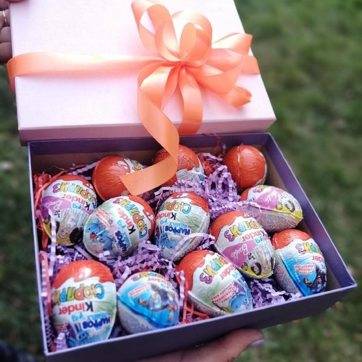 Коробка с киндерами в Владимире