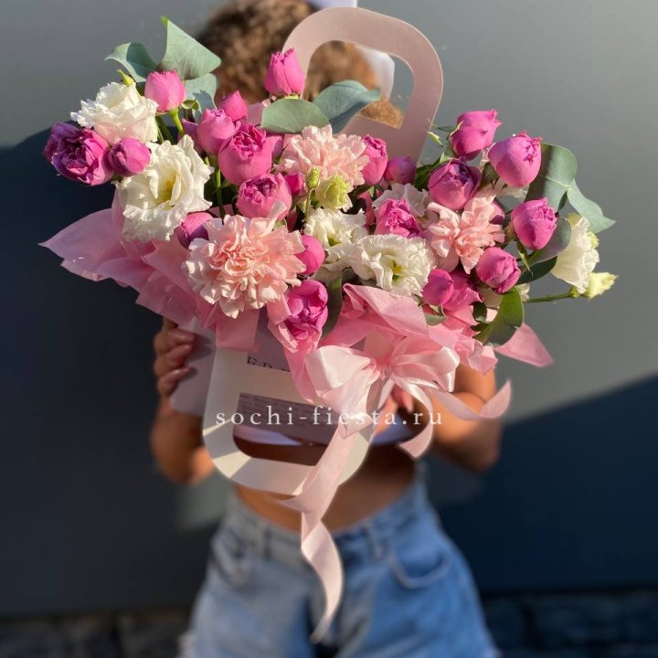 Сумочка с кустовой розой и диантусами в Владимире