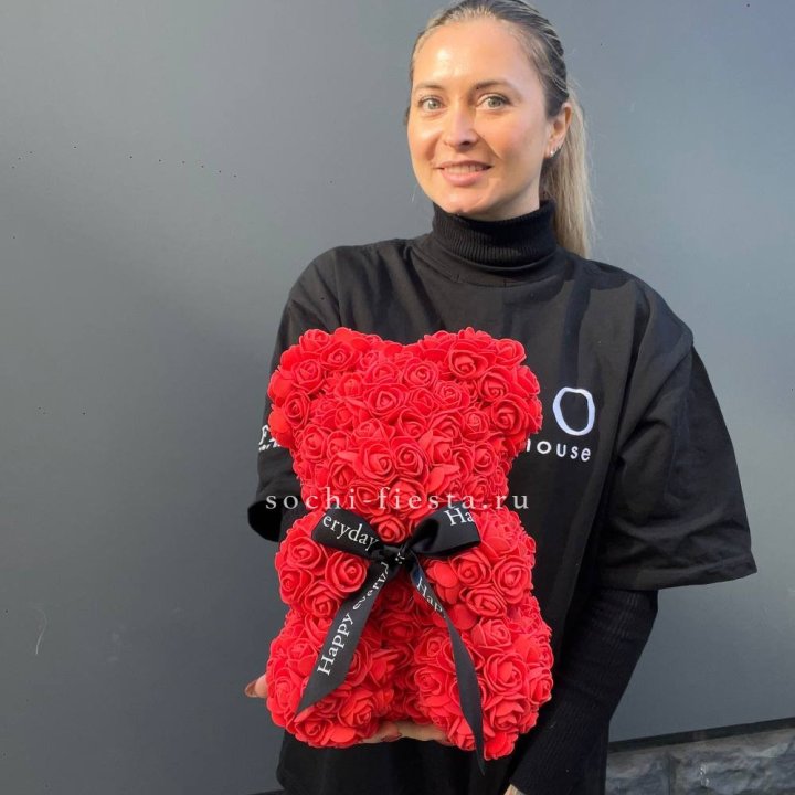 Медведь из роз красный в Владимире