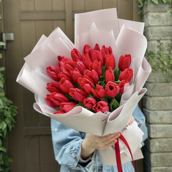 35 красных тюльпанов в Владимире